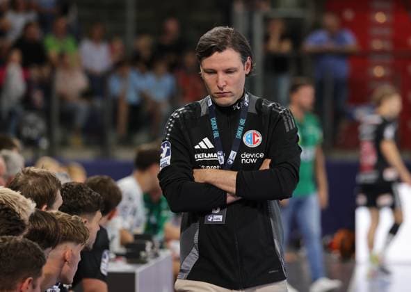 06 09 2025 Handball 1 Bundesliga DAIKIN HBL Season 2025 2026 03 Matchday HC Erlangen Metropolregion Nuremberg HCE Frisch Auf Göppingen DaMa xdaxmax Johannes Sellin Coach HC Erlangen HCE thoughtful disappointed disappointment
