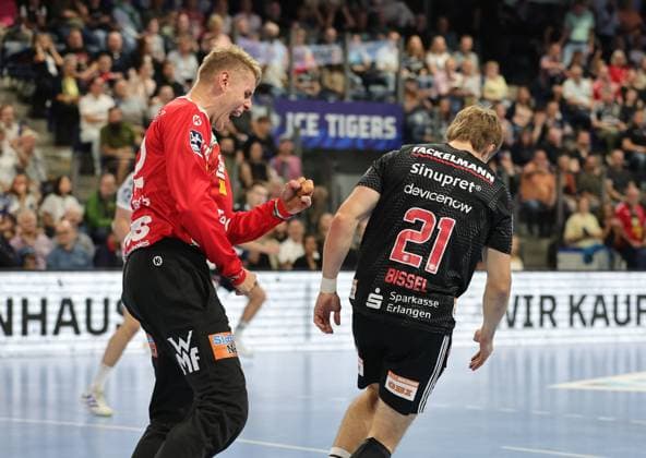 06 09 2025 Handball 1 Bundesliga DAIKIN HBL Season 2025 2026 03 Matchday HC Erlangen Metropolregion Nuremberg HCE Frisch Auf Göppingen DaMa xdaxmax Kristian Saeveras 12, Frisch Auf Göppingen clenches fist fists rejoices joy Christopher Bissel 21, HC Erlangen HCE disappointed disappointment