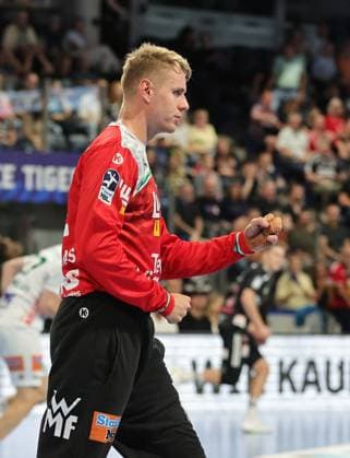06 09 2025 Handball 1 Bundesliga DAIKIN HBL Season 2025 2026 03 Matchday HC Erlangen Metropolregion Nuremberg HCE Frisch Auf Göppingen DaMa xdaxmax Kristian Saeveras 12, Frisch Auf Göppingen clenches fist fists