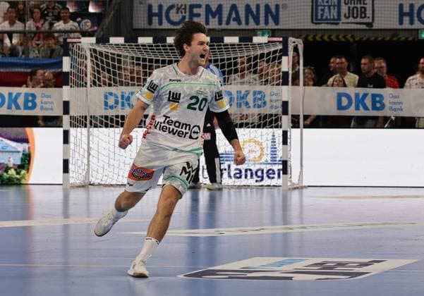 06 09 2025 Handball 1 Bundesliga DAIKIN HBL Season 2025 2026 03 Matchday HC Erlangen Metropolregion Nuremberg HCE Frisch Auf Göppingen DaMa xdaxmax Cheering joy Ludvig Hallbäck Hallbaeck 20, Frisch Auf Göppingen clenches fist fists