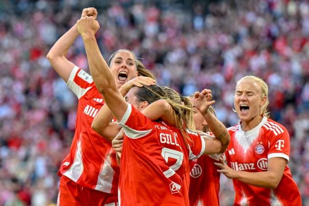 FC Bayern players with goal celebration, celebrate the goal, goal, celebration, jubilation over the goal to 1 0 by Vanessa Gilles FC Bayern Munich, FCB, 2 , optimistic, action, action, 06 09 2025, Munich Germany , Football, Google Pixel Women Bundesliga, FC Bayern Munich Bayer Leverkusen, DFB DFL REGULATIONS PROHIBIT ANY USE OF PHOTOGRAPHS AS IMAGE SEQUENCES AND OR QUASI VIDEO xslx