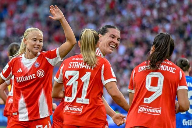 FC Bayern players with goal celebration, celebrate the goal, goal, celebration, celebration, celebration of the goal to 1 0 by Vanessa Gilles FC Bayern Munich, FCB, 2 3 v li , optimistic, action, action, 06 09 2025, Munich Germany , Football, Google Pixel Women Bundesliga, FC Bayern Munich Bayer Leverkusen, DFB DFL REGULATIONS PROHIBIT ANY USE OF PHOTOGRAPHS AS IMAGE SEQUENCES AND OR QUASI VIDEO xslx