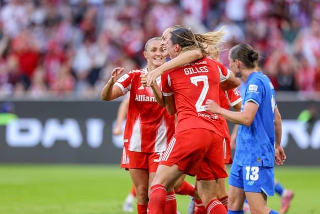 DEU, München, FC Bayern München vs Bayer Leverkusen, Google Pixel Frauen Bundesliga DFB, Saison 2526, Allianz Arena, 1 Spieltag, im Bild v l n r Vanessa Gilles Bayern München 2 erzielt das Tor zum 1 0, Jubel und Freude mit dem Team DFB DFL REGULATIONS PROHIBIT ANY USE OF PHOTOGRAPHS AS IMAGE SEQUENCES AND OR QUASI VIDEO, 06 09 2025, Copyright: HMBxMedia HendrikxHamelau