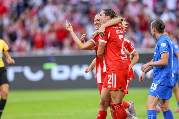 DEU, München, FC Bayern München vs Bayer Leverkusen, Google Pixel Frauen Bundesliga DFB, Saison 2526, Allianz Arena, 1 Spieltag, im Bild v l n r Vanessa Gilles Bayern München 2 erzielt das Tor zum 1 0, Jubel und Freude mit dem Team DFB DFL REGULATIONS PROHIBIT ANY USE OF PHOTOGRAPHS AS IMAGE SEQUENCES AND OR QUASI VIDEO, 06 09 2025, Copyright: HMBxMedia HendrikxHamelau