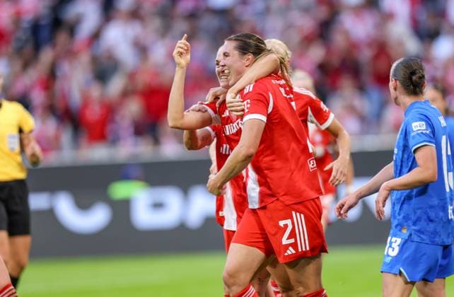 DEU, München, FC Bayern München vs Bayer Leverkusen, Google Pixel Frauen Bundesliga DFB, Saison 2526, Allianz Arena, 1 Spieltag, im Bild v l n r Vanessa Gilles Bayern München 2 erzielt das Tor zum 1 0, Jubel und Freude mit dem Team DFB DFL REGULATIONS PROHIBIT ANY USE OF PHOTOGRAPHS AS IMAGE SEQUENCES AND OR QUASI VIDEO, 06 09 2025, Copyright: HMBxMedia HendrikxHamelau