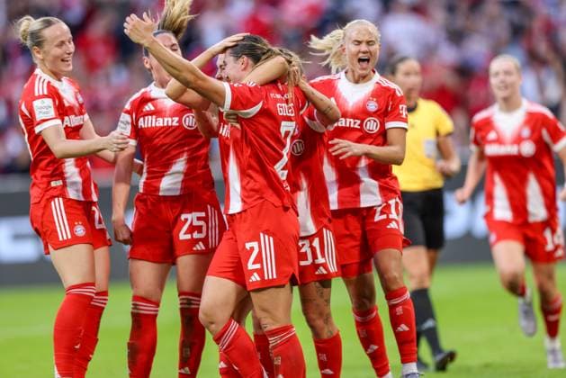 DEU, München, FC Bayern München vs Bayer Leverkusen, Google Pixel Frauen Bundesliga DFB, Saison 2526, Allianz Arena, 1 Spieltag, im Bild v l n r Vanessa Gilles Bayern München 2 erzielt das Tor zum 1 0, Jubel und Freude mit dem Team DFB DFL REGULATIONS PROHIBIT ANY USE OF PHOTOGRAPHS AS IMAGE SEQUENCES AND OR QUASI VIDEO, 06 09 2025, Copyright: HMBxMedia HendrikxHamelau