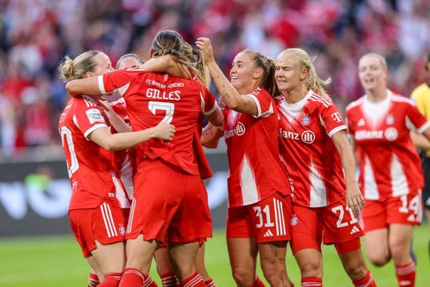 DEU, München, FC Bayern München vs Bayer Leverkusen, Google Pixel Frauen Bundesliga DFB, Saison 2526, Allianz Arena, 1 Spieltag, im Bild v l n r Vanessa Gilles Bayern München 2 erzielt das Tor zum 1 0, Jubel und Freude mit dem Team, Georgia Stanway Bayern München 31 DFB DFL REGULATIONS PROHIBIT ANY USE OF PHOTOGRAPHS AS IMAGE SEQUENCES AND OR QUASI VIDEO, 06 09 2025, Copyright: HMBxMedia HendrikxHamelau