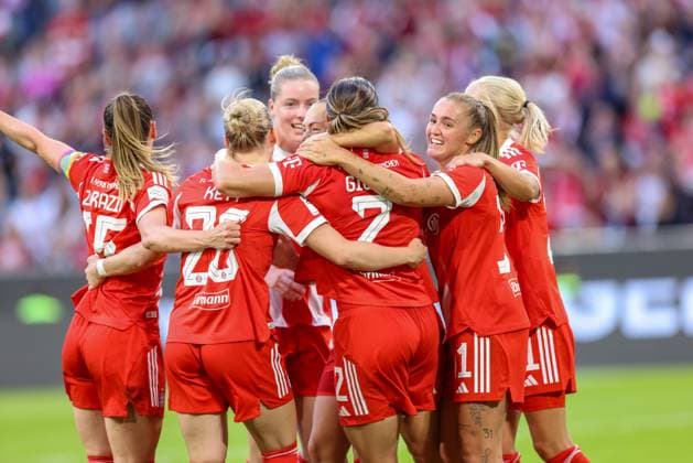 DEU, München, FC Bayern München vs Bayer Leverkusen, Google Pixel Frauen Bundesliga DFB, Saison 2526, Allianz Arena, 1 Spieltag, im Bild v l n r Vanessa Gilles Bayern München 2 erzielt das Tor zum 1 0, Jubel und Freude mit dem Team, Georgia Stanway Bayern München 31 DFB DFL REGULATIONS PROHIBIT ANY USE OF PHOTOGRAPHS AS IMAGE SEQUENCES AND OR QUASI VIDEO, 06 09 2025, Copyright: HMBxMedia HendrikxHamelau