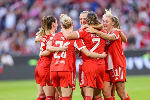 DEU, München, FC Bayern München vs Bayer Leverkusen, Google Pixel Frauen Bundesliga DFB, Saison 2526, Allianz Arena, 1 Spieltag, im Bild v l n r Vanessa Gilles Bayern München 2 erzielt das Tor zum 1 0, Jubel und Freude mit dem Team DFB DFL REGULATIONS PROHIBIT ANY USE OF PHOTOGRAPHS AS IMAGE SEQUENCES AND OR QUASI VIDEO, 06 09 2025, Copyright: HMBxMedia HendrikxHamelau