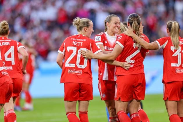 DEU, München, FC Bayern München vs Bayer Leverkusen, Google Pixel Frauen Bundesliga DFB, Saison 2526, Allianz Arena, 1 Spieltag, im Bild v l n r Vanessa Gilles Bayern München 2 erzielt das Tor zum 1 0, Jubel und Freude mit dem Team, Magdalena Eriksson Bayern München 5 DFB DFL REGULATIONS PROHIBIT ANY USE OF PHOTOGRAPHS AS IMAGE SEQUENCES AND OR QUASI VIDEO, 06 09 2025, Copyright: HMBxMedia HendrikxHamelau