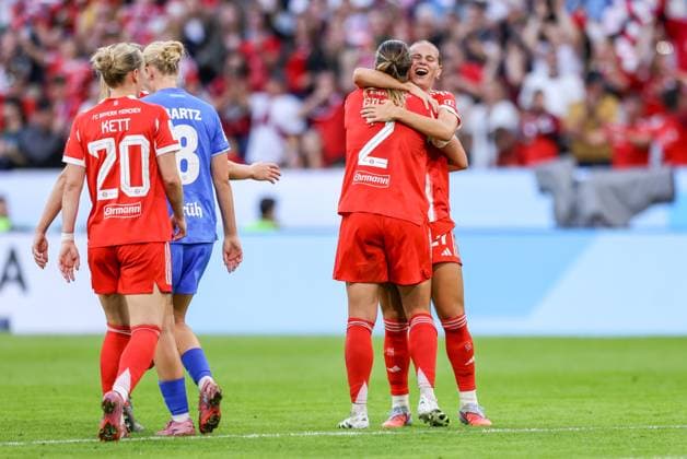 DEU, München, FC Bayern München vs Bayer Leverkusen, Google Pixel Frauen Bundesliga DFB, Saison 2526, Allianz Arena, 1 Spieltag, im Bild v l n r Klara Bühl Bayern München 17 erzielt das Tor zum 1 0, Jubel und Freude mit dem Team DFB DFL REGULATIONS PROHIBIT ANY USE OF PHOTOGRAPHS AS IMAGE SEQUENCES AND OR QUASI VIDEO, 06 09 2025, Copyright: HMBxMedia HendrikxHamelau