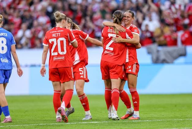 DEU, München, FC Bayern München vs Bayer Leverkusen, Google Pixel Frauen Bundesliga DFB, Saison 2526, Allianz Arena, 1 Spieltag, im Bild v l n r Klara Bühl Bayern München 17 erzielt das Tor zum 1 0, Jubel und Freude mit dem Team DFB DFL REGULATIONS PROHIBIT ANY USE OF PHOTOGRAPHS AS IMAGE SEQUENCES AND OR QUASI VIDEO, 06 09 2025, Copyright: HMBxMedia HendrikxHamelau