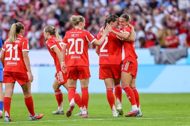 DEU, München, FC Bayern München vs Bayer Leverkusen, Google Pixel Frauen Bundesliga DFB, Saison 2526, Allianz Arena, 1 Spieltag, im Bild v l n r Klara Bühl Bayern München 17 erzielt das Tor zum 1 0, Jubel und Freude mit dem Team DFB DFL REGULATIONS PROHIBIT ANY USE OF PHOTOGRAPHS AS IMAGE SEQUENCES AND OR QUASI VIDEO, 06 09 2025, Copyright: HMBxMedia HendrikxHamelau