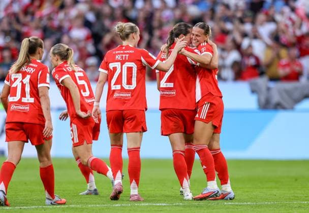 DEU, München, FC Bayern München vs Bayer Leverkusen, Google Pixel Frauen Bundesliga DFB, Saison 2526, Allianz Arena, 1 Spieltag, im Bild v l n r Klara Bühl Bayern München 17 erzielt das Tor zum 1 0, Jubel und Freude mit dem Team DFB DFL REGULATIONS PROHIBIT ANY USE OF PHOTOGRAPHS AS IMAGE SEQUENCES AND OR QUASI VIDEO, 06 09 2025, Copyright: HMBxMedia HendrikxHamelau