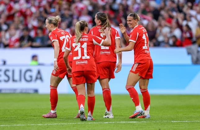 DEU, München, FC Bayern München vs Bayer Leverkusen, Google Pixel Frauen Bundesliga DFB, Saison 2526, Allianz Arena, 1 Spieltag, im Bild v l n r Klara Bühl Bayern München 17 erzielt das Tor zum 1 0, Jubel und Freude mit dem Team DFB DFL REGULATIONS PROHIBIT ANY USE OF PHOTOGRAPHS AS IMAGE SEQUENCES AND OR QUASI VIDEO, 06 09 2025, Copyright: HMBxMedia HendrikxHamelau