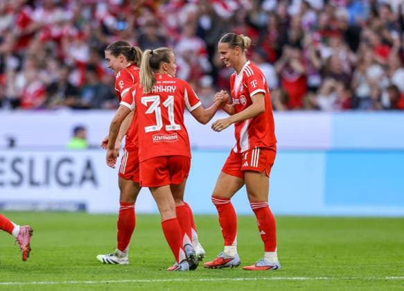 DEU, München, FC Bayern München vs Bayer Leverkusen, Google Pixel Frauen Bundesliga DFB, Saison 2526, Allianz Arena, 1 Spieltag, im Bild v l n r Klara Bühl Bayern München 17 erzielt das Tor zum 1 0, Jubel und Freude mit dem Team DFB DFL REGULATIONS PROHIBIT ANY USE OF PHOTOGRAPHS AS IMAGE SEQUENCES AND OR QUASI VIDEO, 06 09 2025, Copyright: HMBxMedia HendrikxHamelau