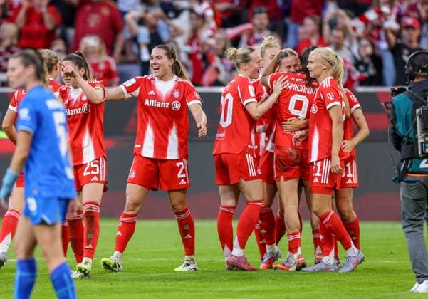 DEU, München, FC Bayern München vs Bayer Leverkusen, Google Pixel Frauen Bundesliga DFB, Saison 2526, Allianz Arena, 1 Spieltag, im Bild v l n r Klara Bühl Bayern München 17 erzielt das Tor zum 1 0, Jubel und Freude mit dem Team, Vanessa Gilles Bayern München 2 DFB DFL REGULATIONS PROHIBIT ANY USE OF PHOTOGRAPHS AS IMAGE SEQUENCES AND OR QUASI VIDEO, 06 09 2025, Copyright: HMBxMedia HendrikxHamelau