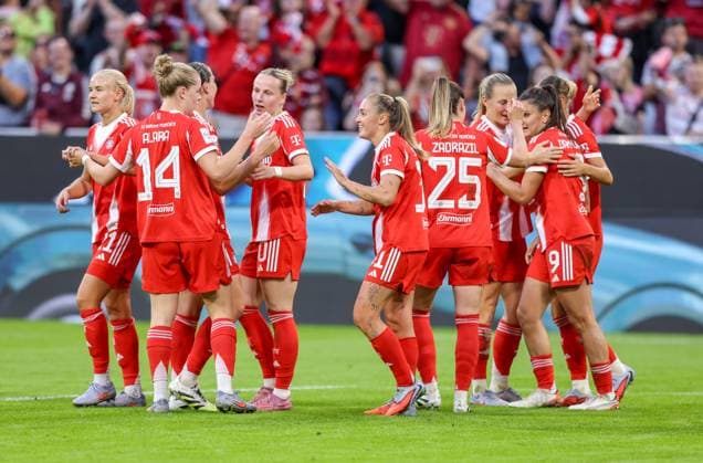 DEU, München, FC Bayern München vs Bayer Leverkusen, Google Pixel Frauen Bundesliga DFB, Saison 2526, Allianz Arena, 1 Spieltag, im Bild f l n r Klara Bühl Bayern München 17 scores the goal for 1 0, Jubel und Freude mit dem Team, Vanessa Gilles Bayern München 2 , Georgia Stanway Bayern München 31 DFB DFL REGULATIONS PROHIBIT ANY USE OF PHOTOGRAPHS AS IMAGE SEQUENCES AND OR QUASI VIDEO, 06 09 2025, Copyright: HMBxMedia HendrikxHamelau
