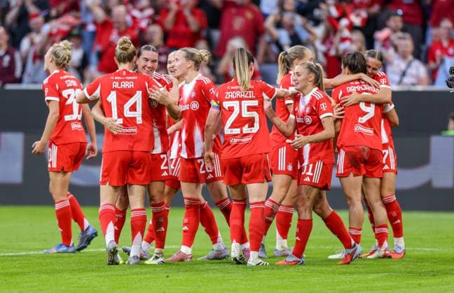 DEU, München, FC Bayern München vs Bayer Leverkusen, Google Pixel Frauen Bundesliga DFB, Saison 2526, Allianz Arena, 1 Spieltag, im Bild v l n r Klara Bühl Bayern München 17 erzielt das Tor zum 1 0, Jubel und Freude mit dem Team, Vanessa Gilles Bayern München 2 DFB DFL REGULATIONS PROHIBIT ANY USE OF PHOTOGRAPHS AS IMAGE SEQUENCES AND OR QUASI VIDEO, 06 09 2025, Copyright: HMBxMedia HendrikxHamelau
