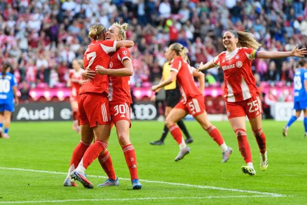 Klara Bühl Buehl (17 FC Bayern Munich), Carolin Simon (30 FC Bayern Munich) and Sarah Zadrazil (25 FC Bayern Munich) celebrating the second goal during the Google Pixel Frauen Bundesliga match between FC Bayern Munich and Bayer Leverkusen at Allianz Arena, Munich, Germany. (Sven Beyrich SPP) Copyright: xSvenxBeyrich SPPx spp-en-SvBe-SvBe-20250906-ND5_2486