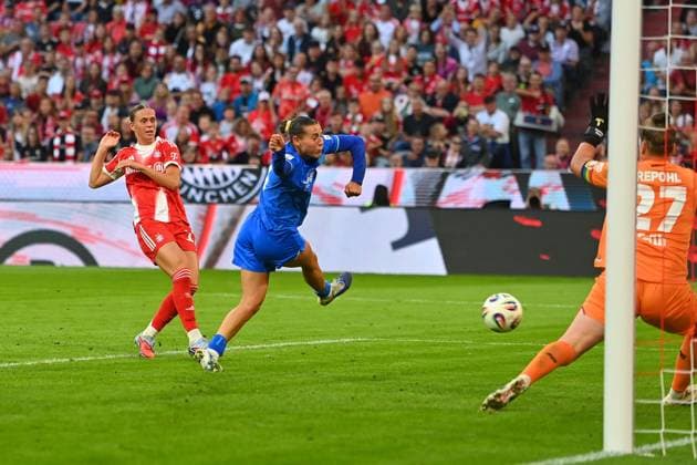 Goal Klara BUEHL FCB to 2 0, Goal kick action,Penalty area scene Football Google Pixel Womens Bundesliga Season 2025 2026, 1 Matchday, Matchday01 FC Bayern Muenchen Women Bayer Leverkusen on 06 09 2025 A L L I A N Z A R E N A