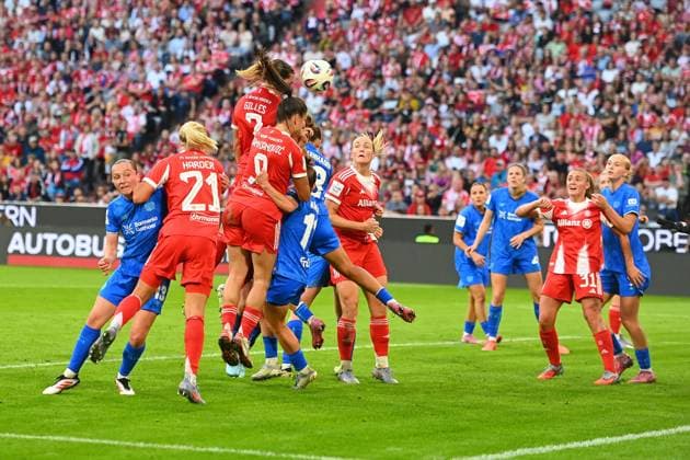 Goal Vanessa GILLES FCB by head to 1 0, Action,Penalty area scene Football Google Pixel Womens Bundesliga Season 2025 2026, 1 Matchday, Matchday01 FC Bayern Muenchen Women Bayer Leverkusen on 06 09 2025 A L L I A N Z A R E N A