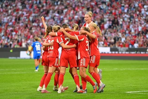 collective goal celebration, cheering, joy, enthusiasm, team photo, team, team photo, Soccer Google Pixel Bundesliga Women Season 2025 2026, 1 Matchday, Matchday01 FC Bayern Muenchen Women Bayer Leverkusen on 06 09 2025 A L L I A N Z A R E N A