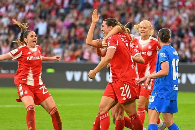 collective goal celebration around goal scorer Vanessa GILLES FCB , ,cheering,joy,enthusiasm,team,team,team photo, Soccer Google Pixel Bundesliga Women Season 2025 2026, 1 Matchday, Matchday01 FC Bayern Muenchen Women Bayer Leverkusen on 06 09 2025 A L L I A N Z A R E N A