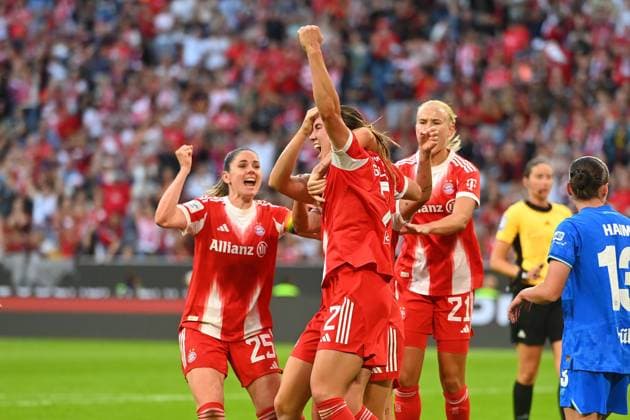 collective goal celebration around goal scorer Vanessa GILLES FCB , ,cheering,joy,enthusiasm,team,team,team photo, Soccer Google Pixel Bundesliga Women Season 2025 2026, 1 Matchday, Matchday01 FC Bayern Muenchen Women Bayer Leverkusen on 06 09 2025 A L L I A N Z A R E N A