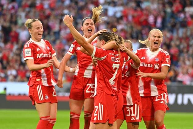 collective goal celebration around goal scorer Vanessa GILLES FCB , ,cheering,joy,enthusiasm,team,team,team photo, Soccer Google Pixel Bundesliga Women Season 2025 2026, 1 Matchday, Matchday01 FC Bayern Muenchen Women Bayer Leverkusen on 06 09 2025 A L L I A N Z A R E N A