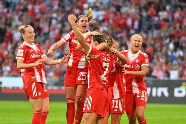 collective goal celebration around goal scorer Vanessa GILLES FCB , ,cheering,joy,enthusiasm,team,team,team photo, Soccer Google Pixel Bundesliga Women Season 2025 2026, 1 Matchday, Matchday01 FC Bayern Muenchen Women Bayer Leverkusen on 06 09 2025 A L L I A N Z A R E N A