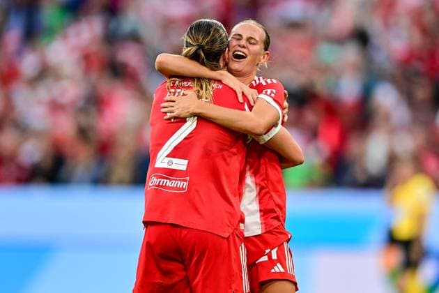 Goalscorer toim 1 0 Vanessa Gilles FC Bayern Munich, FCB, 2 and Klara Bühl FC Bayern Munich, FCB, 17 with goal celebration, jubilation, goal celebration, celebrate the goal, goal, celebration, jubilation over the goal to 1 0, optimistic, Action, Action, 06 09 2025, Munich Germany , Soccer, Google Pixel Women Bundesliga, FC Bayern Munich Bayer Leverkusen, DFB DFL REGULATIONS PROHIBIT ANY USE OF PHOTOGRAPHS AS IMAGE SEQUENCES AND OR QUASI VIDEO xslx