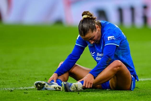 Carlotta Wamser Bayer Leverkusen, 37 after conceding the 1 0 goal, sitting on the ground, looking disappointed, disappointment, frustration, disappointed, pessimistic, cropped, full body, single image, action, action, 06 09 2025, Munich Germany , Football, Google Pixel Women Bundesliga, FC Bayern München Bayer Leverkusen, DFB DFL REGULATIONS PROHIBIT ANY USE OF PHOTOGRAPHS AS IMAGE SEQUENCES AND OR QUASI VIDEO xslx
