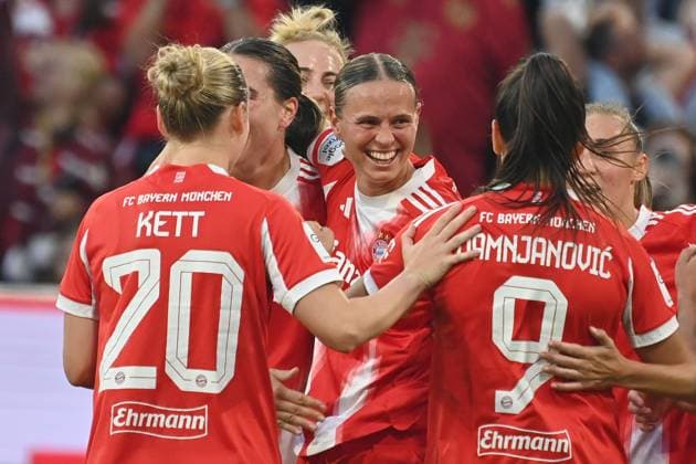 collective goal celebration around goal scorer Klara BUEHL FCB , ,cheering,joy,enthusiasm,team,team,team photo, Soccer Google Pixel Bundesliga Women Season 2025 2026, 1 Matchday, Matchday01 FC Bayern Muenchen Women Bayer Leverkusen on 06 09 2025 A L L I A N Z A R E N A