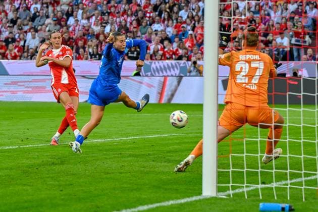 v li Klara Bühl FC Bayern München, FCB, 17 scores the goal to 2 0, Carlotta Wamser Bayer Leverkusen, 37 Frederike Repohl Goalkeeper, Bayer Leverkusen, 27 , 06 09 2025, Munich Germany , Football, Google Pixel Womens Bundesliga, FC Bayern München Bayer Leverkusen, DFB DFL REGULATIONS PROHIBIT ANY USE OF PHOTOGRAPHS AS IMAGE SEQUENCES AND OR QUASI VIDEO xslx