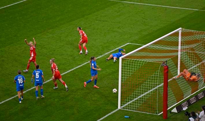 06 09 2025, Google Pixel Womens Football Bundesliga 2025 2026, Matchday 1, FC Bayern Munich Bayer 04 Leverkusen, at the Allianz Arena Munich, Klara Bühl FC Bayern Munich scores to make it 2-0 and is delighted with her goal