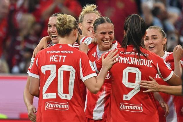 collective goal celebration around goal scorer Klara BUEHL FCB , ,cheering,joy,enthusiasm,team,team,team photo, Soccer Google Pixel Bundesliga Women Season 2025 2026, 1 Matchday, Matchday01 FC Bayern Muenchen Women Bayer Leverkusen on 06 09 2025 A L L I A N Z A R E N A