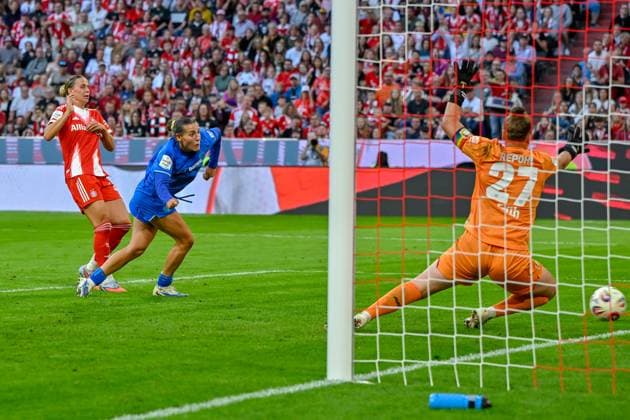 v li Klara Bühl FC Bayern München, FCB, 17 scores the goal to 2 0, Carlotta Wamser Bayer Leverkusen, 37 Frederike Repohl Goalkeeper, Bayer Leverkusen, 27 , 06 09 2025, Munich Germany , Football, Google Pixel Womens Bundesliga, FC Bayern München Bayer Leverkusen, DFB DFL REGULATIONS PROHIBIT ANY USE OF PHOTOGRAPHS AS IMAGE SEQUENCES AND OR QUASI VIDEO xslx