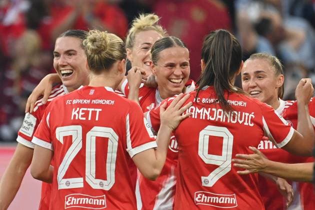 collective goal celebration around goal scorer Klara BUEHL FCB , ,cheering,joy,enthusiasm,team,team,team photo, Soccer Google Pixel Bundesliga Women Season 2025 2026, 1 Matchday, Matchday01 FC Bayern Muenchen Women Bayer Leverkusen on 06 09 2025 A L L I A N Z A R E N A