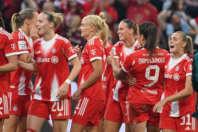 collective goal celebration around goal scorer Klara BUEHL FCB , ,cheering,joy,enthusiasm,team,team,team photo, Soccer Google Pixel Bundesliga Women Season 2025 2026, 1 Matchday, Matchday01 FC Bayern Muenchen Women Bayer Leverkusen on 06 09 2025 A L L I A N Z A R E N A