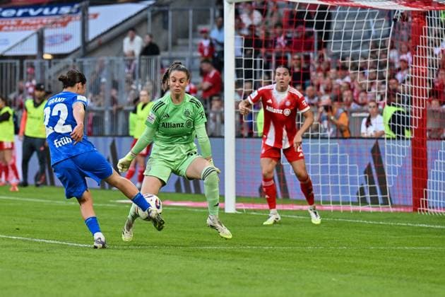 Google Pixel Women Bundesliga FC Bayern Munich Bayer 04 Leverkusen 06 09 2025 in this scene Ruby GRANT Bayer Leverkusen Women 22 fails to score against Ena MAHMUTOVIC FC Bayern Munich Women 32 Goal chance Google Pixel Women Bundsliga FC Bayern Munich Bayer 04 Leverkusen Allianz Arena on 06 09 2025 Copyright: xBEAUTIFULxSPORTS Goldbergx