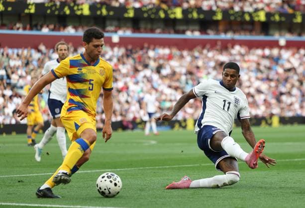 England v Andorra 2026 FIFA World Cup, WM, Weltmeisterschaft, Fussball Qualifiers Marcus Rashford of England Men closes down Max Llovera of Andorra during the 2026 FIFA World Cup Qualifiers Group K match at Villa Park, Birmingham UK Newspapers OUT Copyright: xAndyxSumnerx FIL-22186-0075