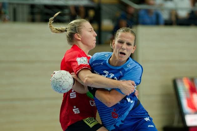 Ilona Kieffer Halle, 72 , Munia Smits Neckarsulm, 23 , SV Union Halle Neustadt vs Sport Union Neckarsulm, Handball Bundesliga Frauen, Saison 2025 26, 2 Spieltag, 06 09 2025 Halle SWH Arena Sachsen Anhalt Germany