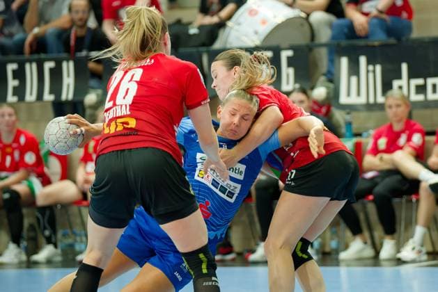 Cara Reuthal Halle, 26 , Angunn Gudmestad Neckarsulm, 7 , Emma Hertha Halle, 17 , SV Union Halle Neustadt vs Sport Union Neckarsulm, Handball Bundesliga Frauen, Saison 2025 26, 2 Spieltag, 06 09 2025 Halle SWH Arena Sachsen Anhalt Germany