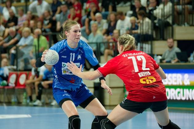 Annefleur Bruggeman Neckarsulm, 11 , Ilona Kieffer Halle, 72 , SV Union Halle Neustadt vs Sport Union Neckarsulm, Handball Bundesliga Frauen, Saison 2025 26, 2 Spieltag, 06 09 2025 Halle SWH Arena Sachsen Anhalt Germany