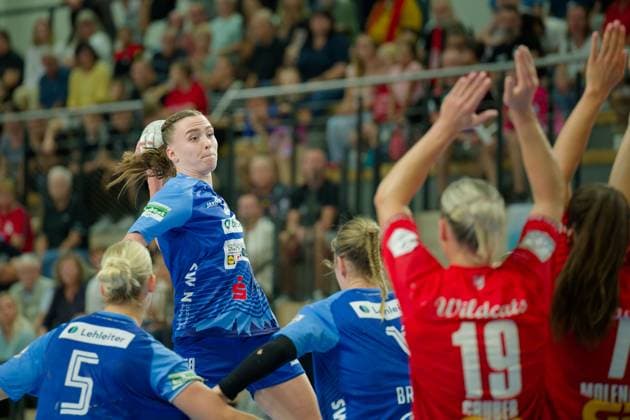 Kim Hinkelmann Neckarsulm, 5 , Lilli Holste Neckarsulm, 58 , Lea Gruber Halle, 19 , Engelina Alida Corona Molenaar Halle, 7 , SV Union Halle Neustadt vs Sport Union Neckarsulm, Handball Bundesliga Frauen, Saison 2025 26, 2 Spieltag, 06 09 2025 Halle SWH Arena Sachsen Anhalt Germany