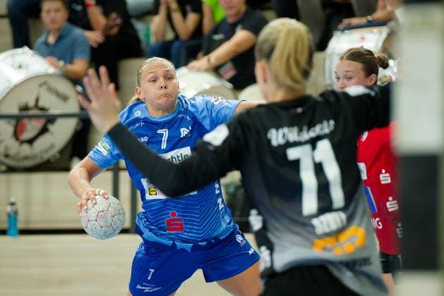 Angunn Gudmestad Neckarsulm, 7 , Ela Szott Halle, 71 , SV Union Halle Neustadt vs Sport Union Neckarsulm, Handball Bundesliga Frauen, Saison 2025 26, 2 Spieltag, 06 09 2025 Halle SWH Arena Sachsen Anhalt Germany
