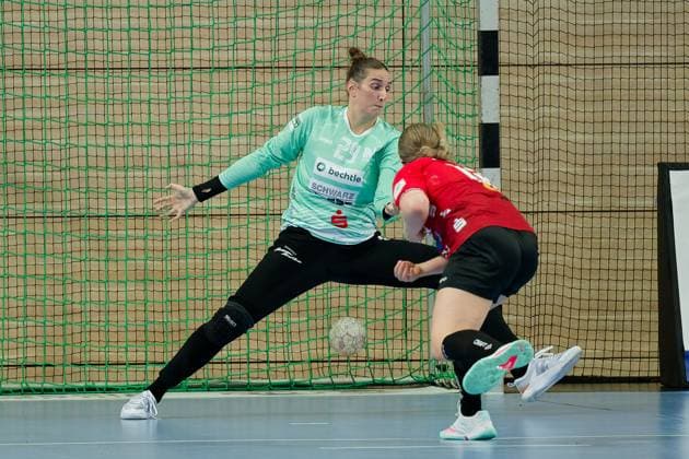 Goalkeeper Lena Ivancok Neckarsulm, 29 , Fabienne Buech Halle, 15 , seven meters, SV Union Halle Neustadt vs Sport Union Neckarsulm, Handball Bundesliga Frauen, Saison 2025 26, 2 Spieltag, 06 09 2025 Halle SWH Arena Sachsen Anhalt Germany