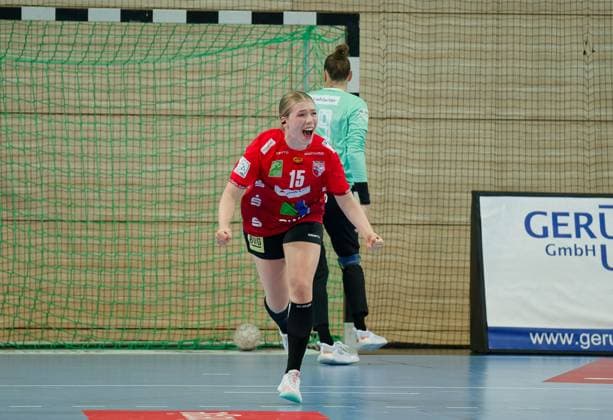 Fabienne Buech Halle, 15 after converted seven-meter penalty, goalkeeper Lena Ivancok Neckarsulm, 29 , SV Union Halle Neustadt vs Sport Union Neckarsulm, Handball Bundesliga Frauen, Saison 2025 26, 2 Spieltag, 06 09 2025 Halle SWH Arena Sachsen Anhalt Germany