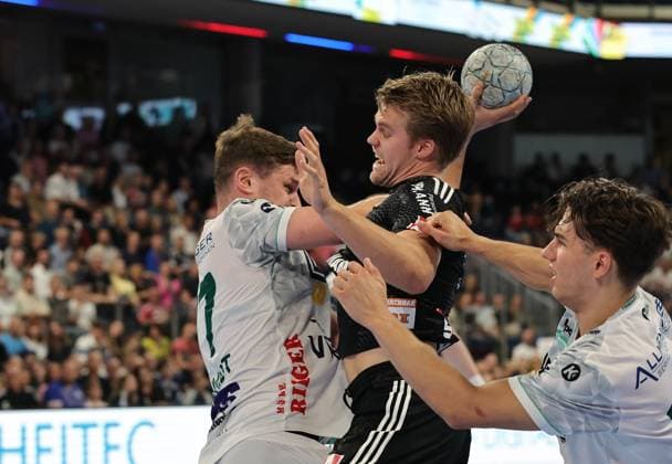 06 09 2025 Handball 1 Bundesliga DAIKIN HBL Season 2025 2026 03 Matchday HC Erlangen Metropolregion Nürnberg HCE Frisch Auf Göppingen DaMa xdaxmax Andri Mar Runarsson 4, HC Erlangen HCE in attack